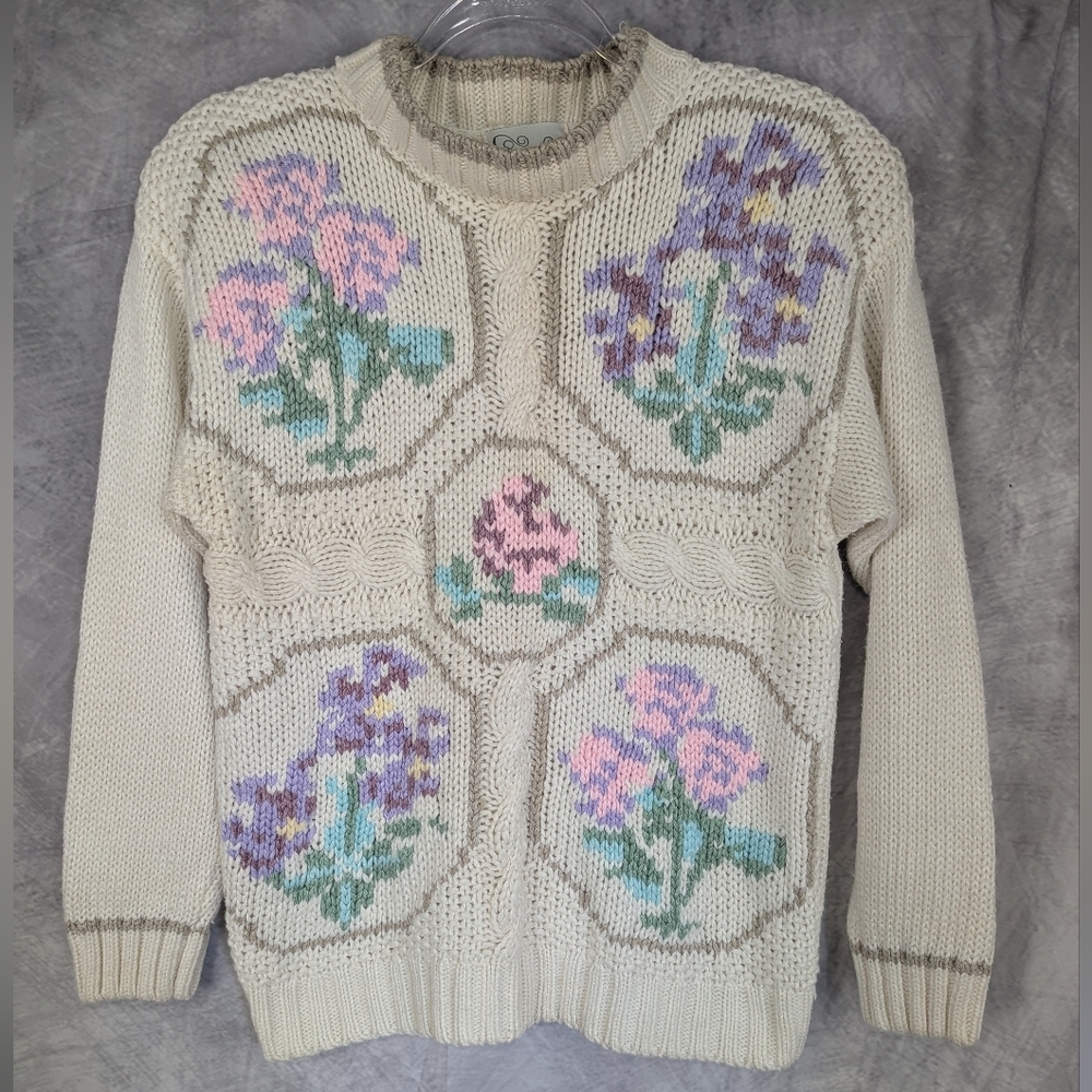 Nicole Winter Medium Vintage Sweater Floral Needlep-looking Designs